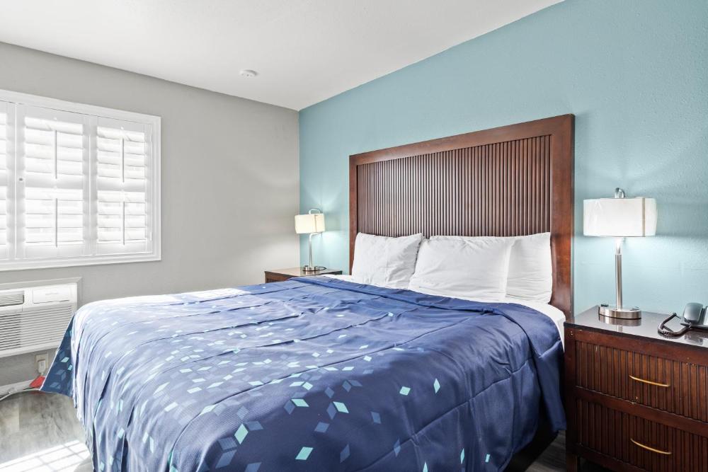 Deluxe King Room interior